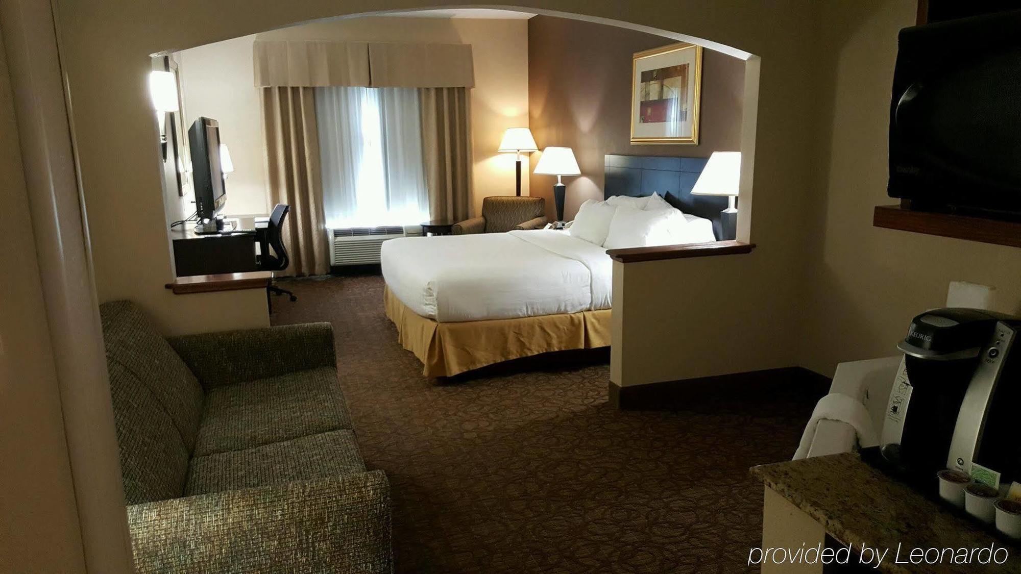 Holiday Inn Express Hotel & Suites Concordia Us 81 By Ihg Exterior photo